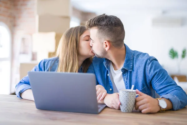 Young Couple Relaxing Drinking Coffee Using Computer Laptop Cardboard Boxes — Stock Photo, Image