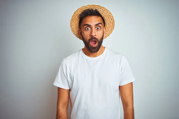 Jovem Indiano Férias Usando Chapéu Verão Sobre Fundo Branco Isolado — Fotografia de Stock