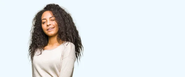 Menina Bonita Nova Com Cabelo Encaracolado Vestindo Camisola Casual Piscando — Fotografia de Stock