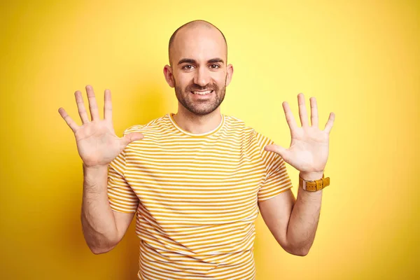 Jonge Kale Man Met Baard Dragen Casual Gestreepte Shirt Gele — Stockfoto