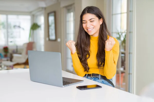 Mujer Joven Usando Computadora Portátil Muy Feliz Emocionado Haciendo Gesto —  Fotos de Stock
