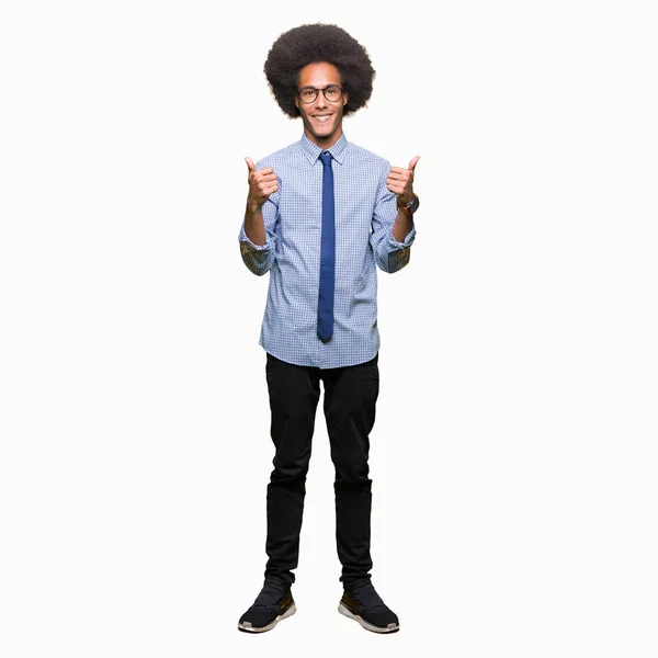 Joven Hombre Negocios Afroamericano Con Pelo Afro Con Gafas Signo —  Fotos de Stock