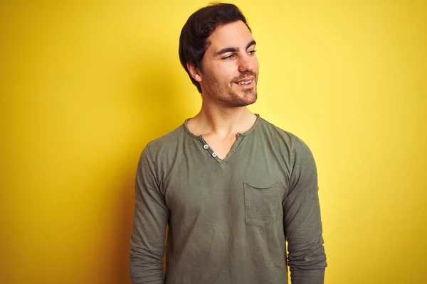 Junger Gutaussehender Mann Lässigem Shirt Vor Isoliertem Gelben Hintergrund Der — Stockfoto