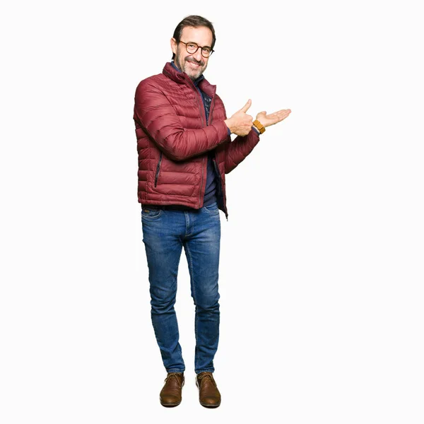 Hombre Guapo Mediana Edad Con Gafas Abrigo Invierno Mostrando Palma — Foto de Stock