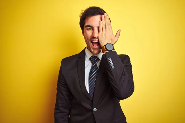 Jovem Empresário Bonito Vestindo Terno Gravata Sobre Fundo Amarelo Isolado — Fotografia de Stock