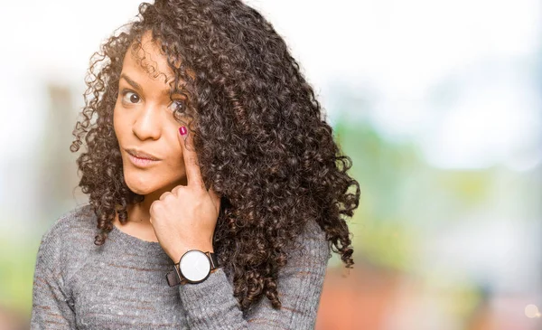 Joven Hermosa Mujer Con Pelo Rizado Usando Suéter Gris Señalando —  Fotos de Stock