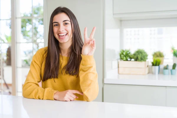 Mulher Bonita Usando Camisola Amarela Sorrindo Com Rosto Feliz Piscando — Fotografia de Stock