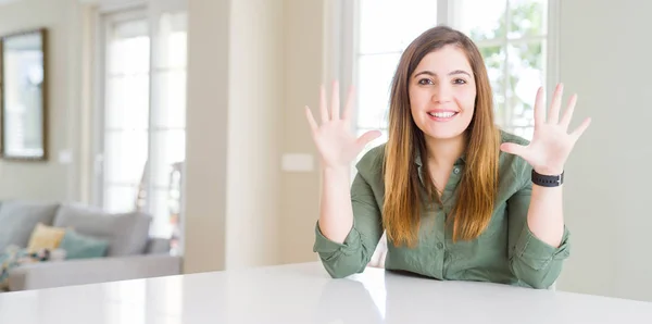 Hermosa Joven Casa Mostrando Señalando Hacia Arriba Con Los Dedos —  Fotos de Stock