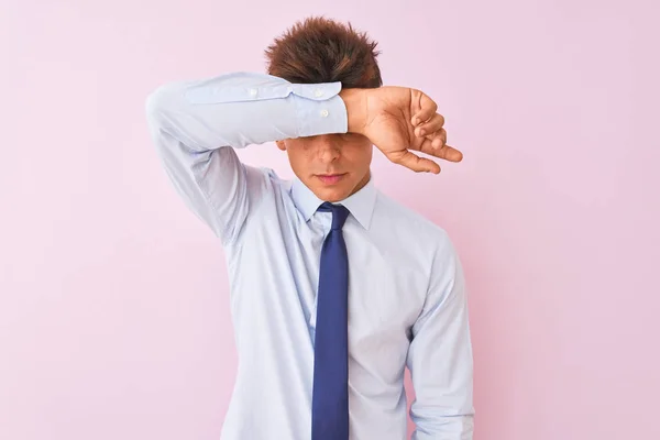 Joven Hombre Negocios Guapo Con Camisa Corbata Pie Sobre Fondo — Foto de Stock