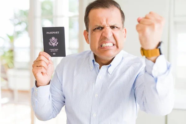 Hombre Mediana Edad Sosteniendo Pasaporte Estados Unidos Molesto Frustrado Gritando — Foto de Stock