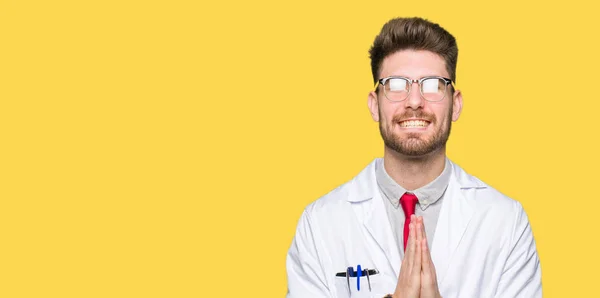 Jovem Cientista Bonito Homem Usando Óculos Orando Com Mãos Juntas — Fotografia de Stock