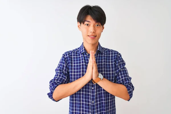 Mladý Číňan Neformální Modré Košili Stojící Nad Ojedinělým Bílým Pozadím — Stock fotografie