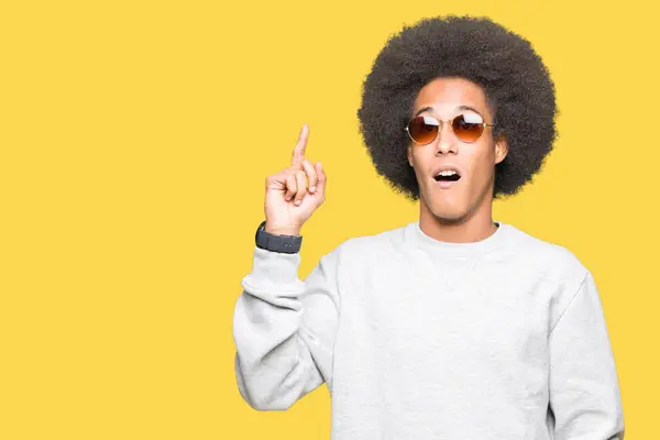 Unga Afroamerikanska Man Med Afro Hår Bär Solglasögon Pekar Finger — Stockfoto