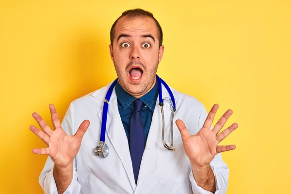 Jeune Homme Médecin Portant Manteau Stéthoscope Debout Sur Fond Jaune — Photo