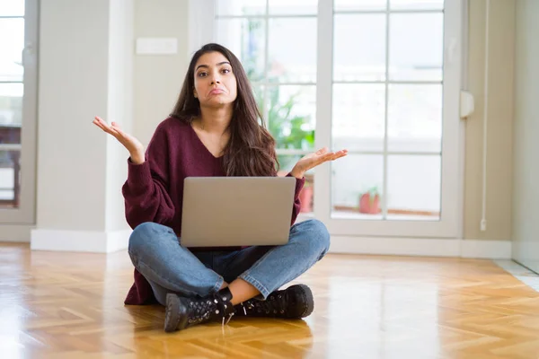 Νεαρή Γυναίκα Φορητό Υπολογιστή Που Κάθεται Στο Πάτωμα Ανίδεος Και — Φωτογραφία Αρχείου