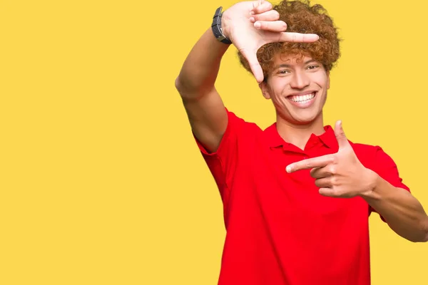 Homem Bonito Jovem Com Cabelo Afro Vestindo Shirt Vermelha Sorrindo — Fotografia de Stock