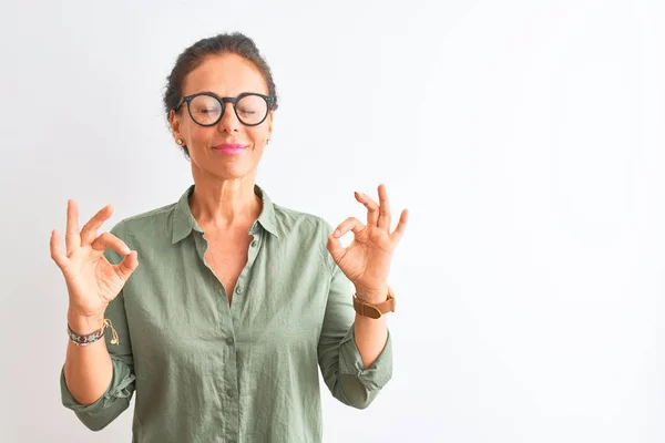 Žena Středního Věku Nosí Zelenou Košili Brýle Stojící Nad Izolovaným — Stock fotografie