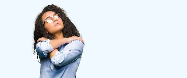 Junge Schöne Business Girl Mit Lockigem Haar Trägt Eine Brille — Stockfoto