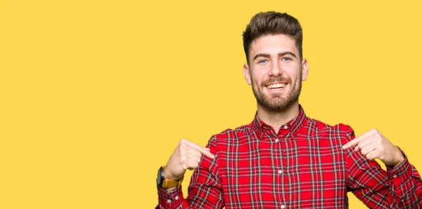 Joven Hombre Guapo Mirando Confiado Con Sonrisa Cara Señalándose Con —  Fotos de Stock