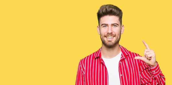 Jonge Knappe Man Dragen Rode Shirt Glimlachend Vertrouwen Gebaren Met — Stockfoto