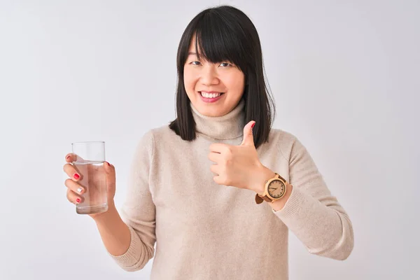 Νέα Όμορφη Κινεζική Γυναίκα Κρατώντας Ένα Ποτήρι Νερό Πάνω Από — Φωτογραφία Αρχείου