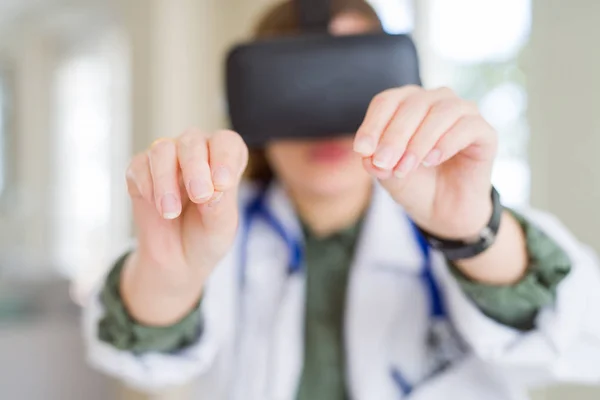 Doctor woman doing surgery simulation using virtual reality glas — Stock Photo, Image