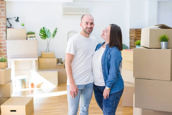 Pareja Joven Juntos Sonriendo Feliz Mudándose Una Nueva Casa — Foto de Stock