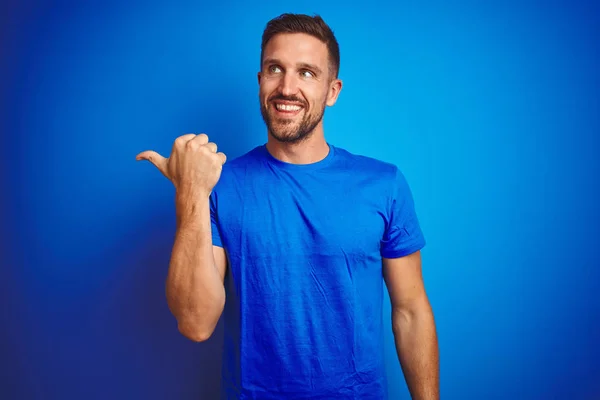 Jovem Bonito Homem Vestindo Casual Shirt Sobre Azul Isolado Fundo — Fotografia de Stock