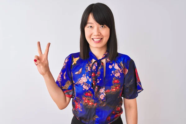 Mladá Krásná Čínská Žena Nosí Letní Květinové Tričko Přes Izolované — Stock fotografie