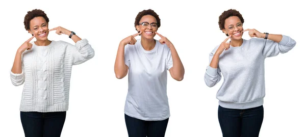 非洲裔美国妇女与非洲头发在孤立的背景微笑自信显示和指向用手指的牙齿和嘴 健康理念 — 图库照片