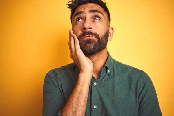 Ung Indisk Man Klädd Grön Skjorta Stående Över Isolerad Gul — Stockfoto