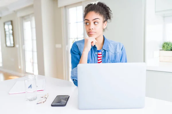 Ung Afrikansk Amerikansk Student Kvinna Använder Dator Laptop Allvarligt Ansikte — Stockfoto