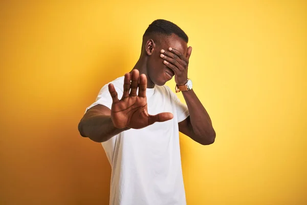 Jovem Afro Americano Vestindo Camiseta Branca Sobre Fundo Amarelo Isolado — Fotografia de Stock