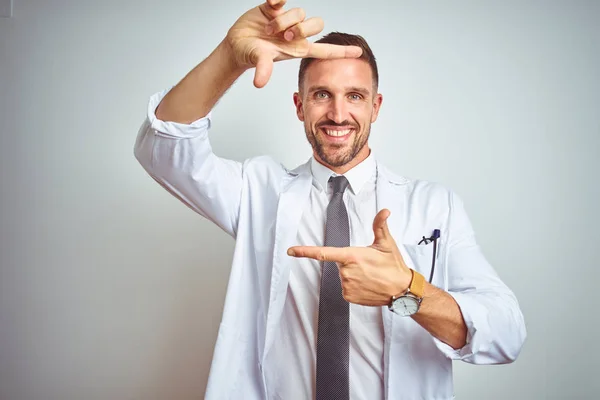 Joven Médico Guapo Que Usa Abrigo Profressional Blanco Sobre Fondo —  Fotos de Stock