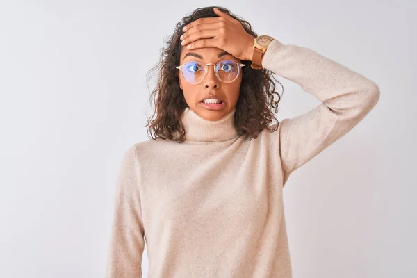 Młoda Brazylijska Kobieta Nosząca Sweter Golfem Okulary Białym Tle Podkreślił — Zdjęcie stockowe