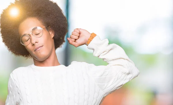 Americký Mladík Afro Vlasy Nosí Brýle Táhnou Unavený Uvolněný Ospalá — Stock fotografie