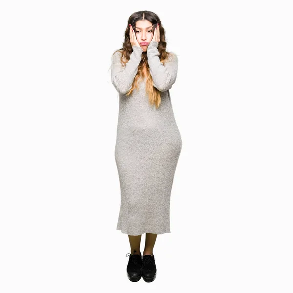 Kış Elbisesi Giyen Genç Güzel Kadın Yorgun Eller Yüz Depresyon — Stok fotoğraf