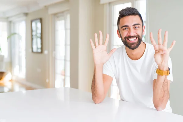 Schöner Hispanischer Mann Lässig Weißes Shirt Hause Zeigt Und Zeigt — Stockfoto