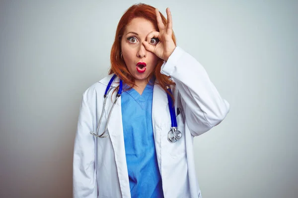 Joven Doctora Pelirroja Usando Estetoscopio Sobre Fondo Blanco Aislado Haciendo —  Fotos de Stock