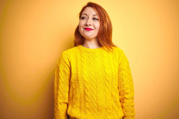노란색 서있는 스웨터를 아름다운 여성은 생각하고 — 스톡 사진