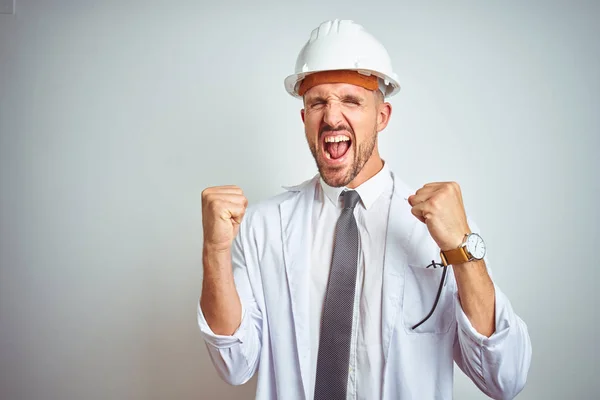 Joven Ingeniero Guapo Con Casco Seguridad Sobre Fondo Aislado Muy — Foto de Stock