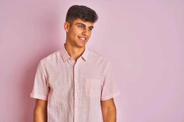 年轻的印度男子穿着休闲衬衫站在孤立的粉红色背景 看着一边面带微笑 脸上的笑容 自然的表情 笑自信 — 图库照片