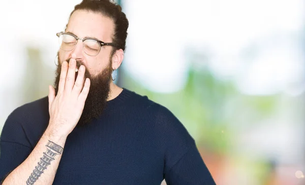 Joven Hipster Hombre Con Pelo Largo Barba Con Gafas Aburrido —  Fotos de Stock