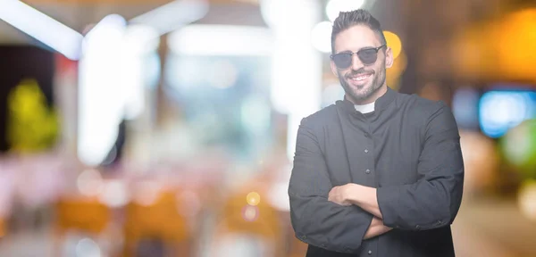 Joven Sacerdote Cristiano Con Gafas Sol Sobre Fondo Aislado Rostro —  Fotos de Stock