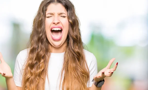 Junge Schöne Frau Trägt Legeres Weißes Shirt Verrückt Und Verrückt — Stockfoto