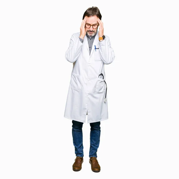 Médico Mediana Edad Que Usa Abrigo Médico Con Mano Cabeza —  Fotos de Stock