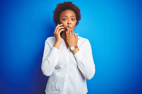 Afro Amerikai Beszél Smartphone Több Mint Kék Elszigetelt Háttér Száj — Stock Fotó