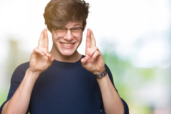 Pemuda Tampan Memakai Kacamata Atas Latar Belakang Terisolasi Tersenyum Silang — Stok Foto