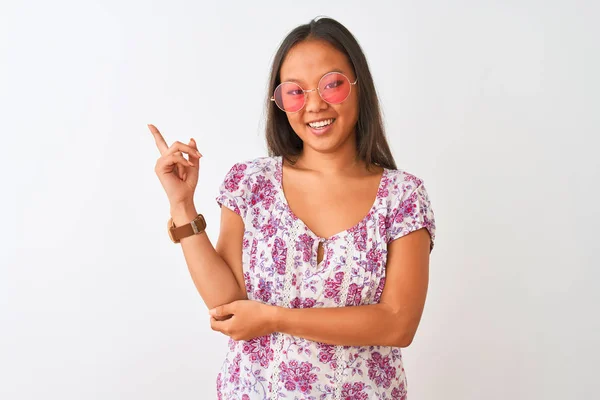 Junge Chinesin Mit Floralem Shirt Und Rosa Brille Über Isoliertem — Stockfoto