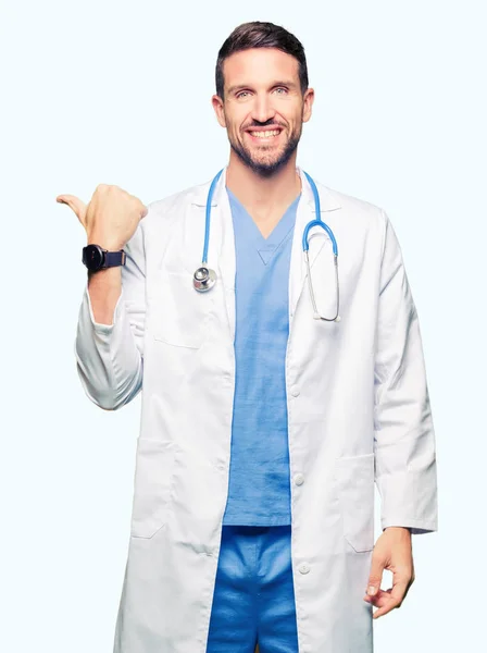 Bonito Médico Homem Vestindo Uniforme Médico Sobre Fundo Isolado Sorrindo — Fotografia de Stock